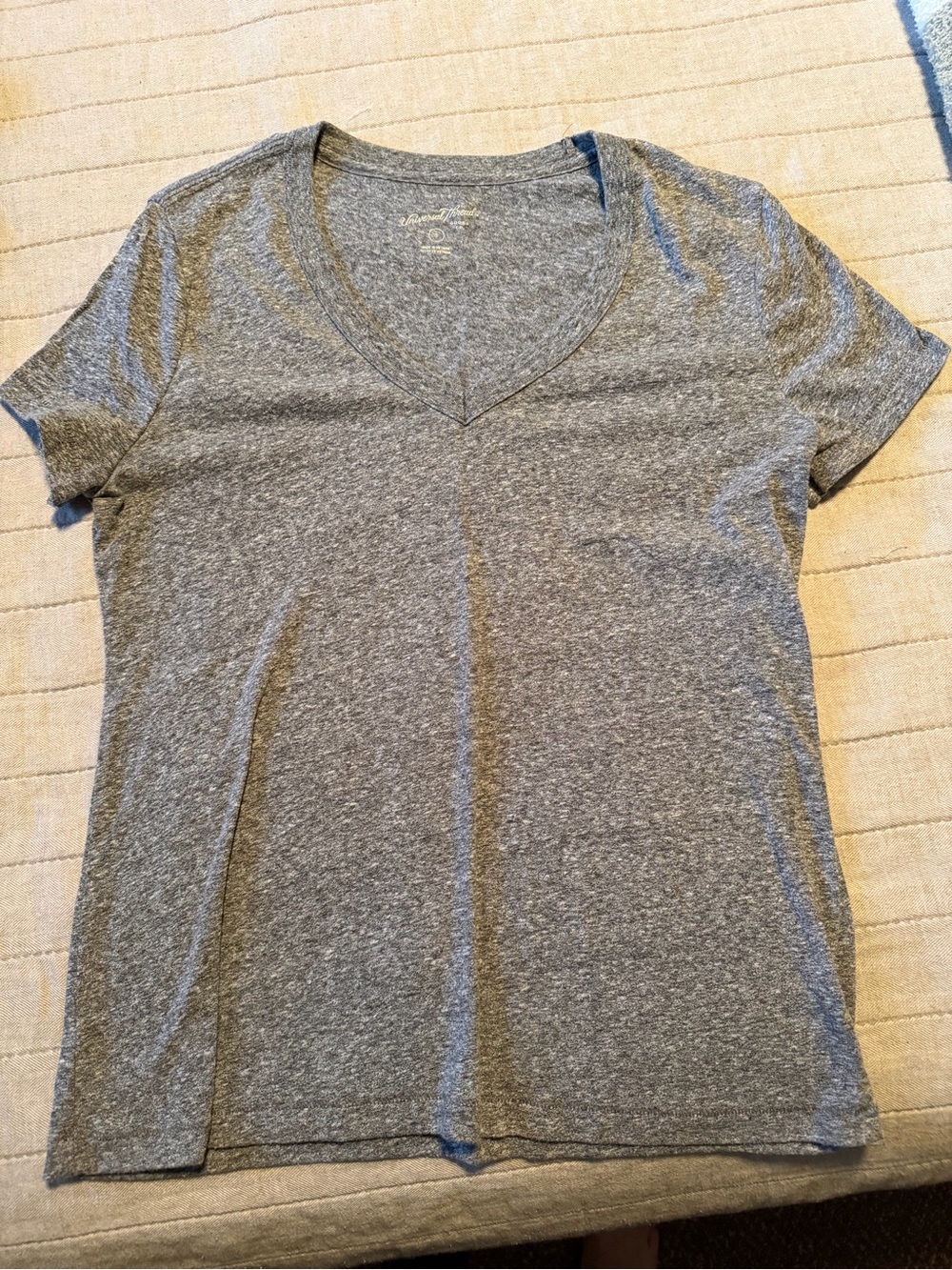 Universal Thread Women's Heather Gray V-Neck Short Sleeve Tee